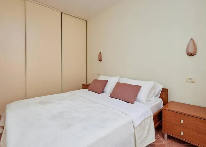 Well Located 1Bedroom In The Heart Of The Old Town